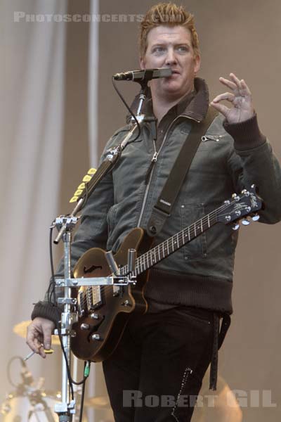 QUEENS OF THE STONE AGE - 2010-08-28 - SAINT CLOUD - Domaine National - Grande Scene - Joshua Michael Homme III